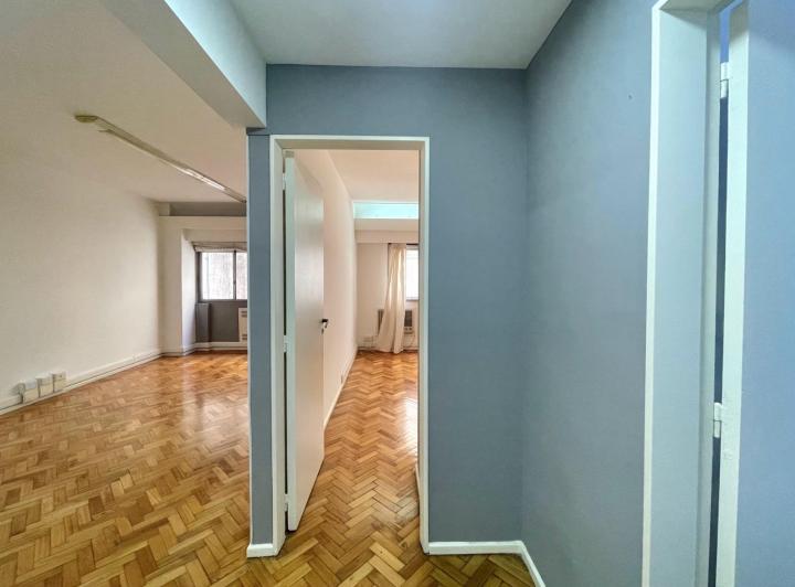 Departamento Apto para vivienda y oficina, en muy buen estado y luminoso. En pleno centro porteño 4