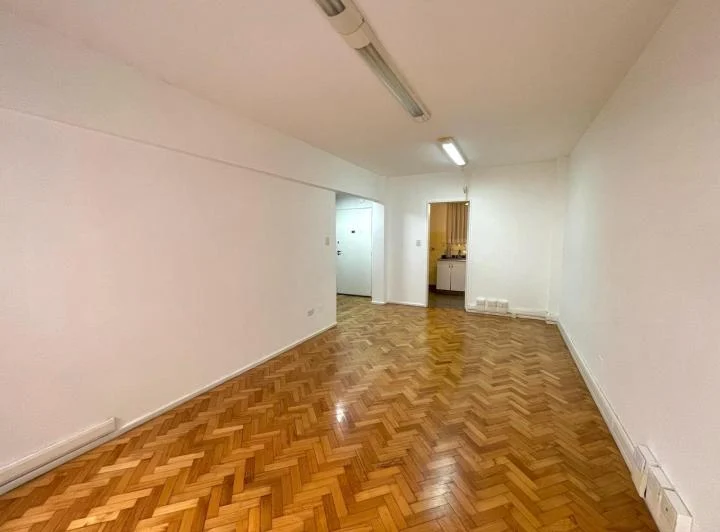 Departamento Apto para vivienda y oficina, en muy buen estado y luminoso. En pleno centro porteño 2