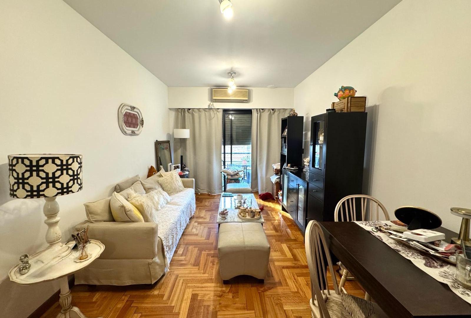 Departamento 2 ambientes con balcon y cuenta con espacios verdes con parrilla de uso comun