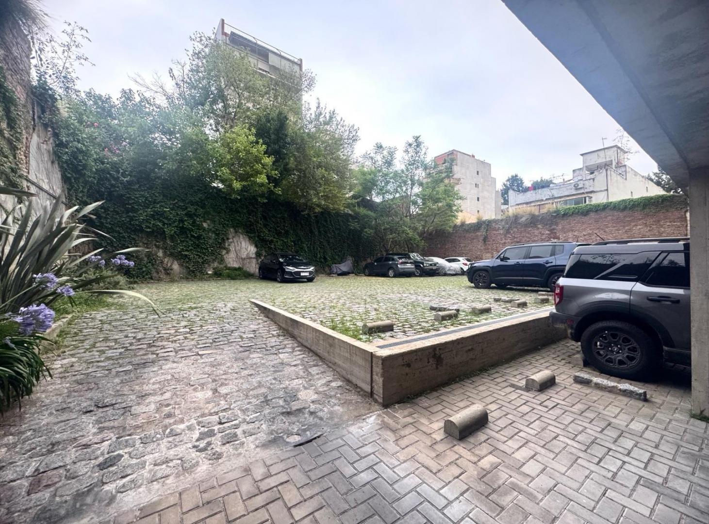 Cochera descubierta muy buena disposición y movilidad en Villa Crespo