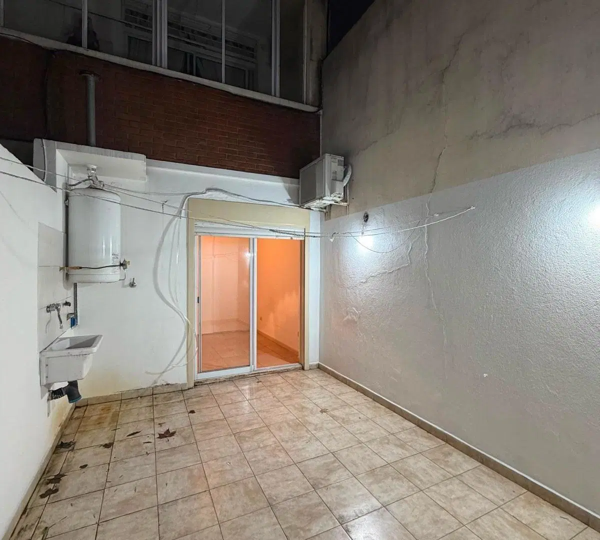 Departamento de 2 ambientes en PB con patio y dos baños en Villa del Parque 2