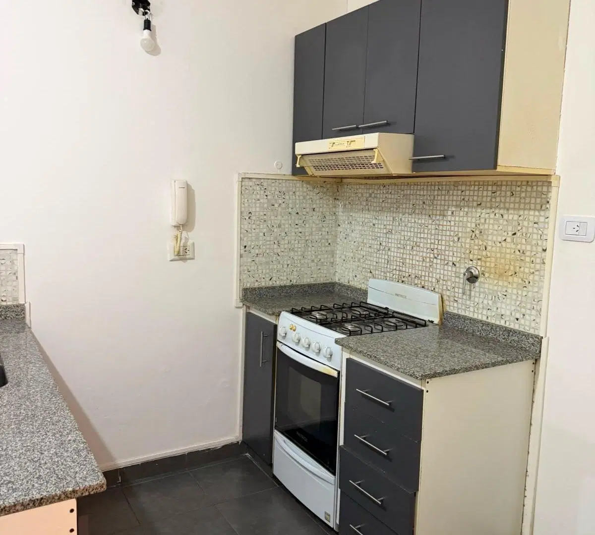 Departamento de 2 ambientes en PB con patio y dos baños en Villa del Parque 5