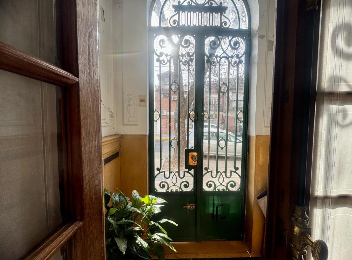 Foto de Venta de Casa en esquina con terraza y parrilla Excelente estado en Caballito, imagen 3