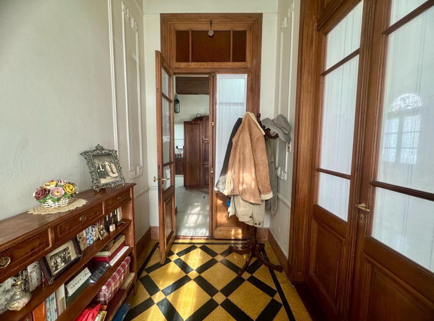 Foto de Venta de Casa en esquina con terraza y parrilla Excelente estado en Caballito, imagen 5