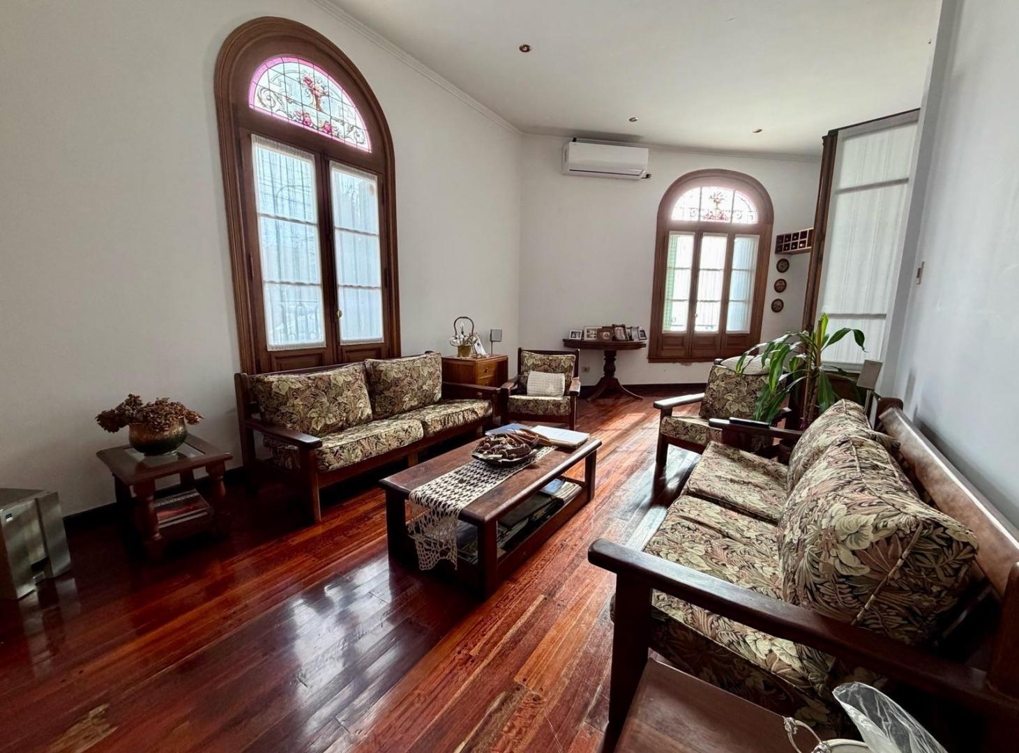 Foto de Venta de Casa en esquina con terraza y parrilla Excelente estado en, imagen 1