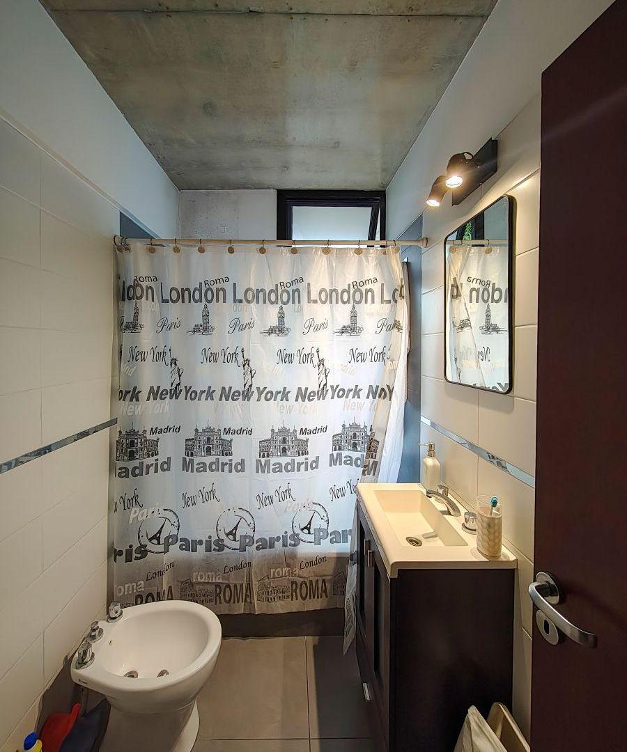 Foto de Excelente 2 Ambientes con Patio y Cochera, Todo a Nuevo, en Caballito, imagen 3