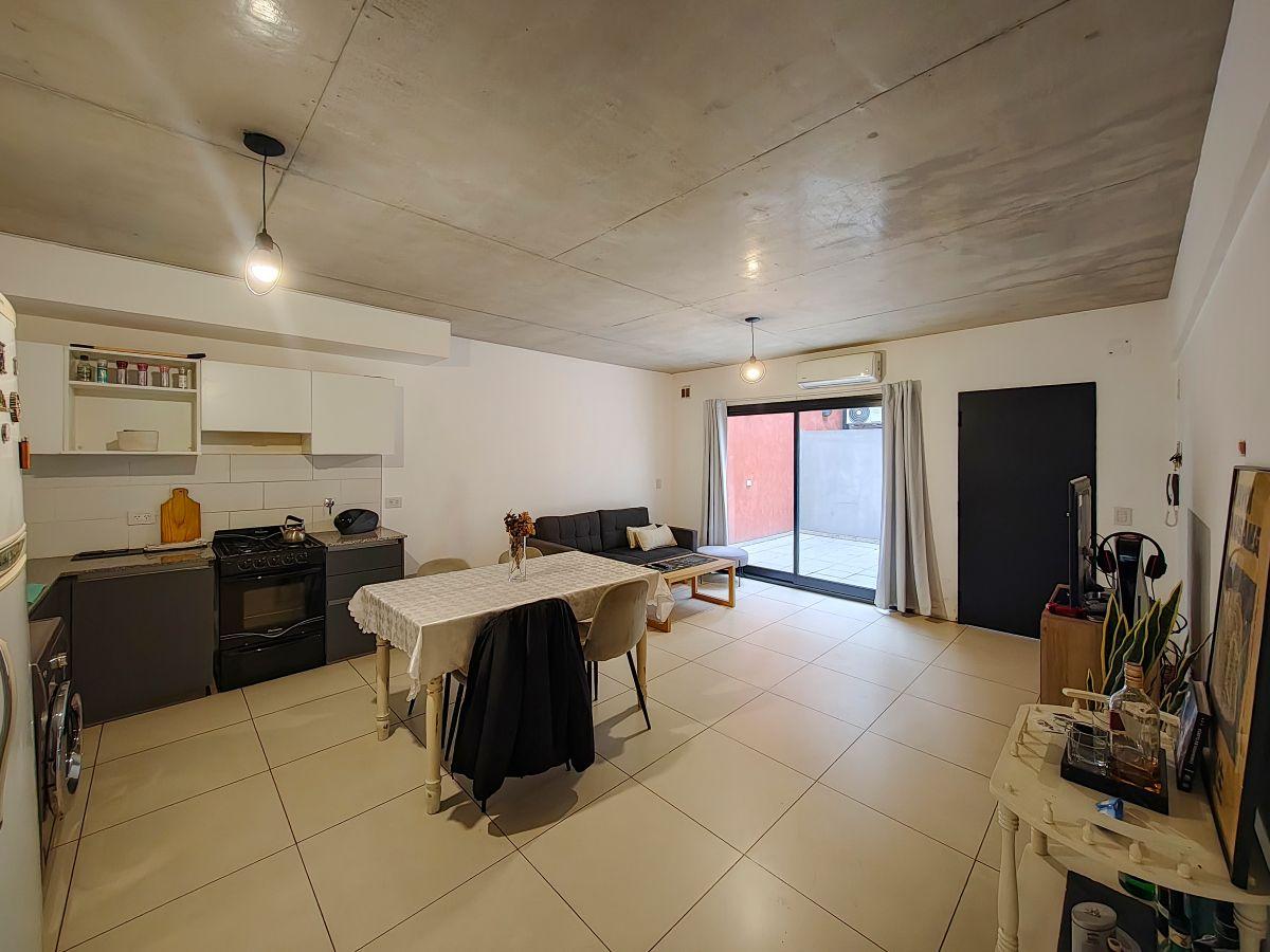 Foto de Excelente 2 Ambientes con Patio y Cochera, Todo a Nuevo, en Caballito, imagen 2