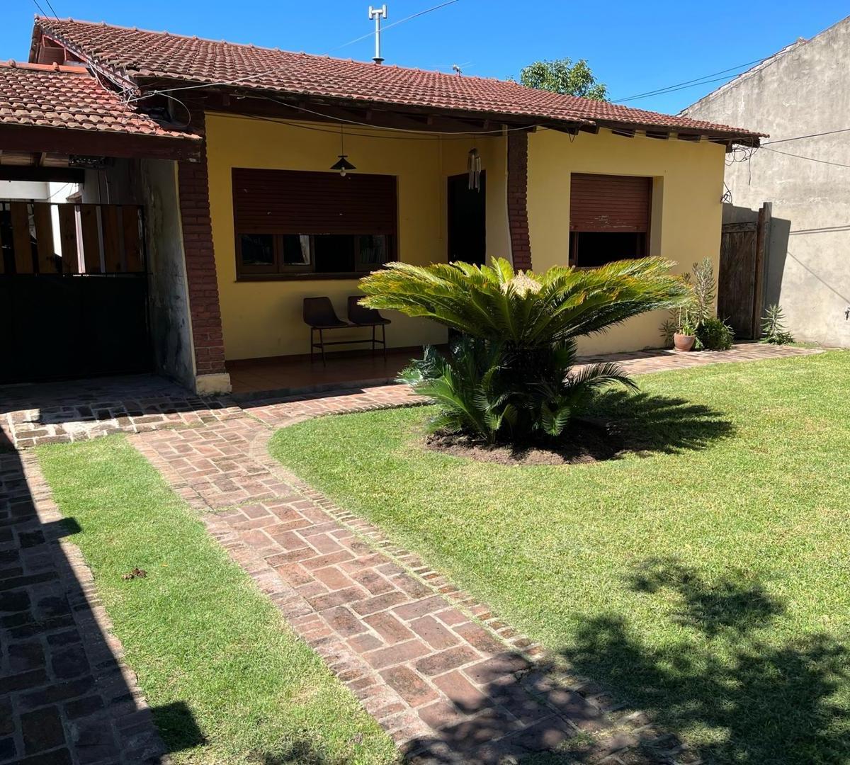ADROGUE - chalet desarrollado sobre gran lote de terreno