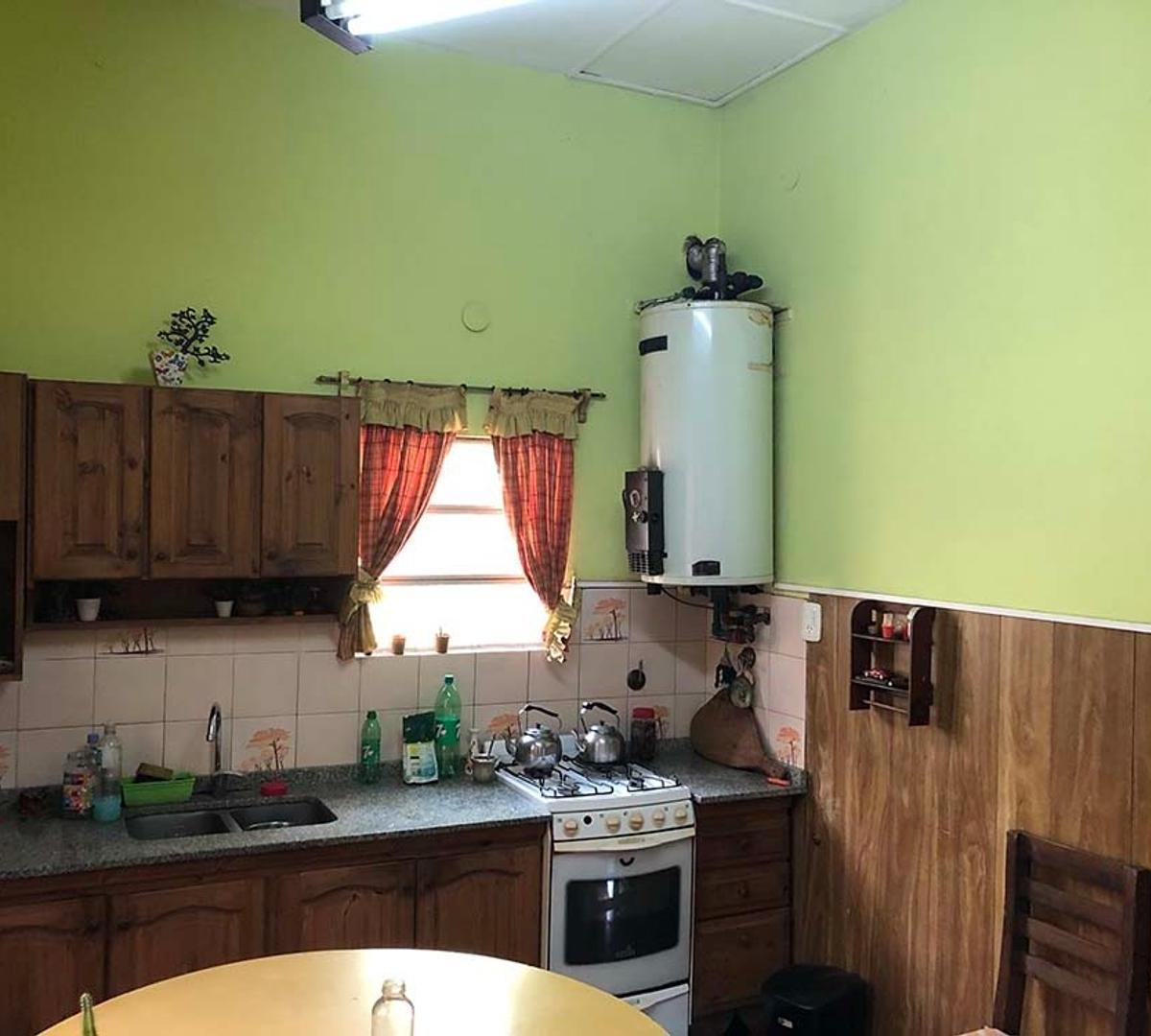 PROPIEDAD EN VENTA SOBRE AV. EVA PERON !! LOTE DE 8,66 X 54