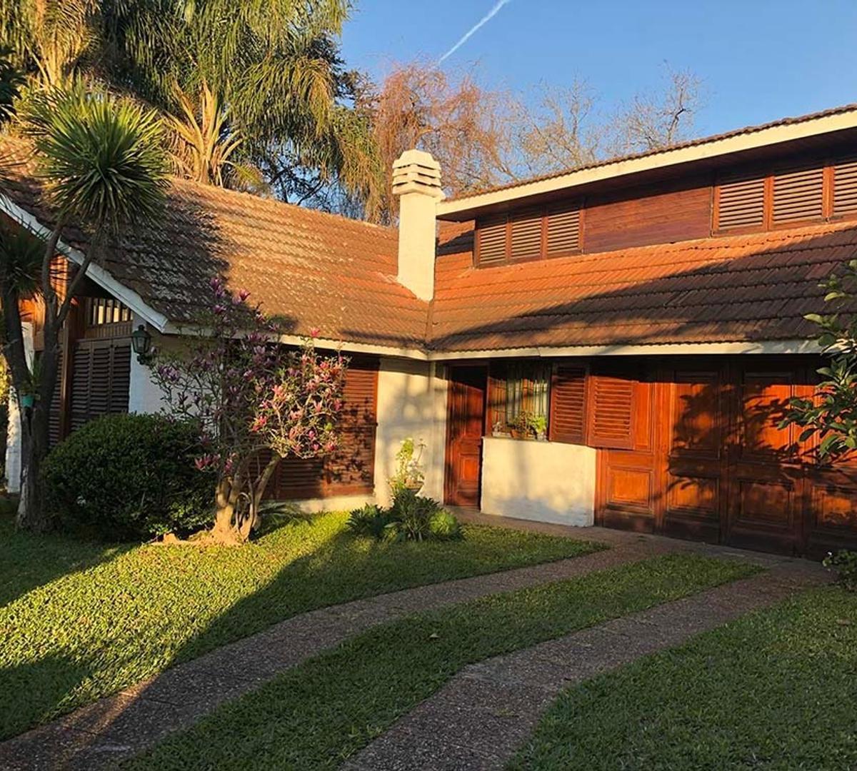 IMPECABLE CHALET SOBRE LOTE DE 17,32 X 55 M2!!!