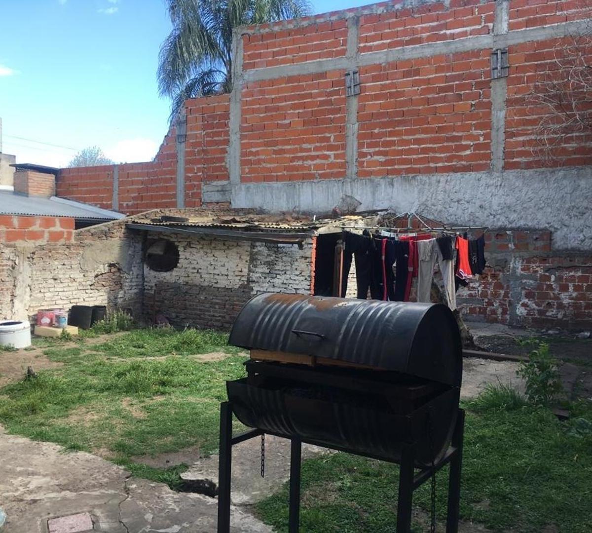 Lote con construcción en muy buena ubicación