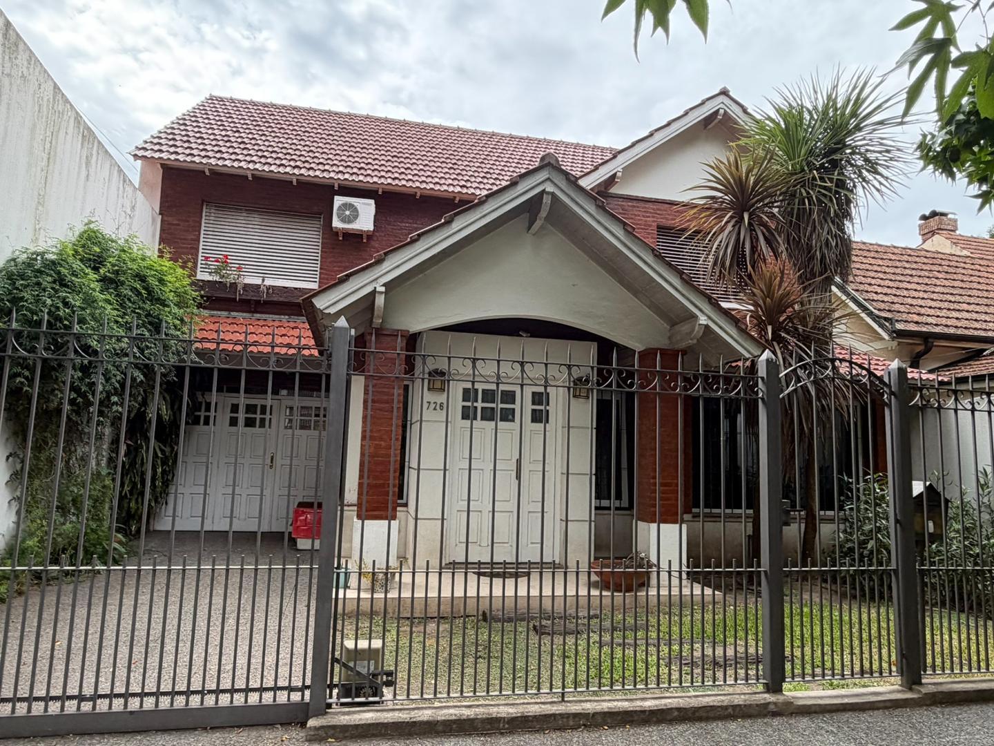Lomas de Zamora VENTA casa jardin piscina buena ubicacion