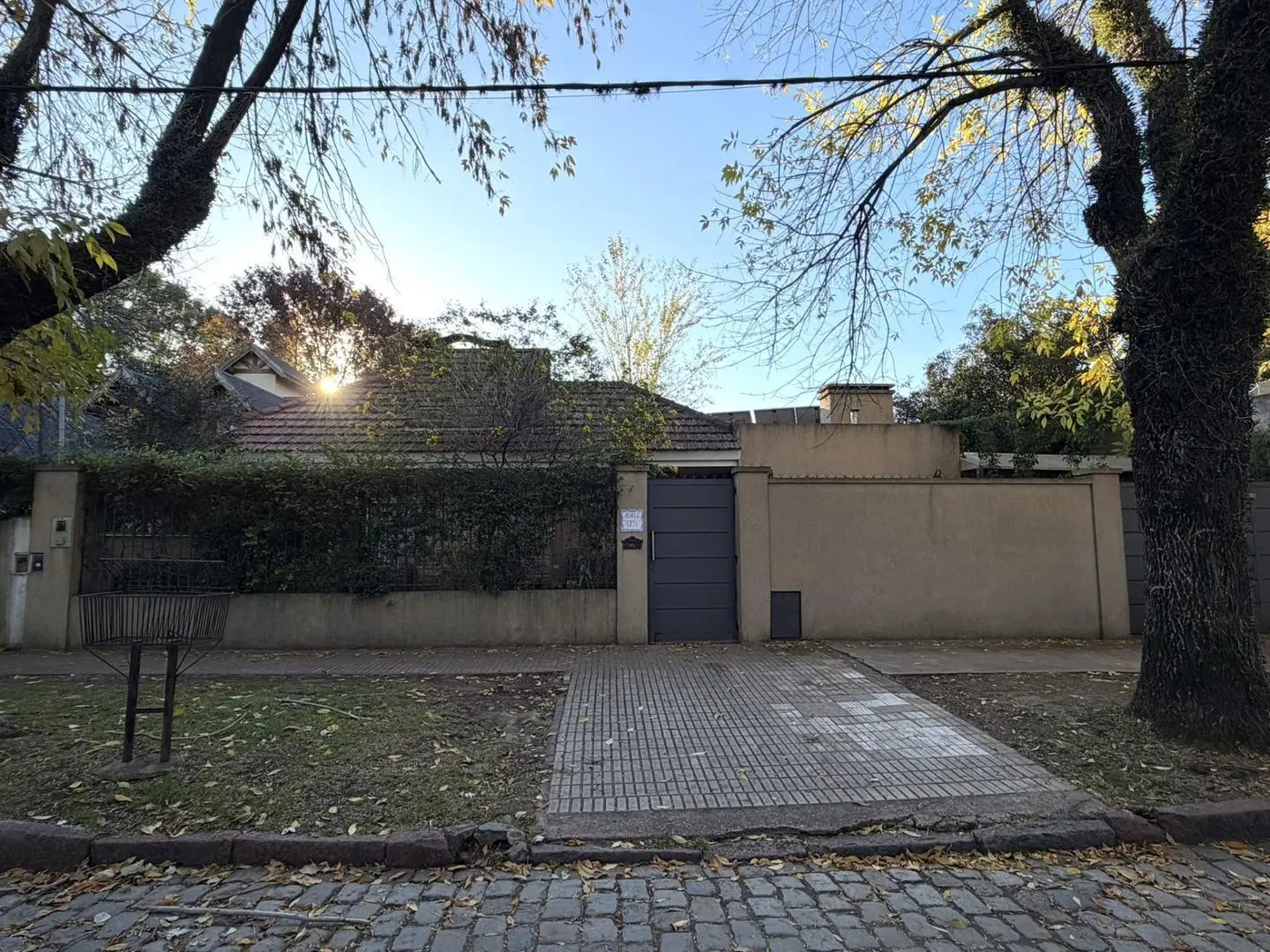 Adrogue casa en venta 4 dorm piscina jardin cancha de futbol 3
