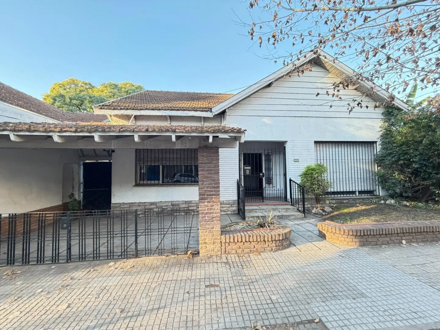 Adrogue casa en VENTA 3 dorm cochera jardin plaza Brown 5