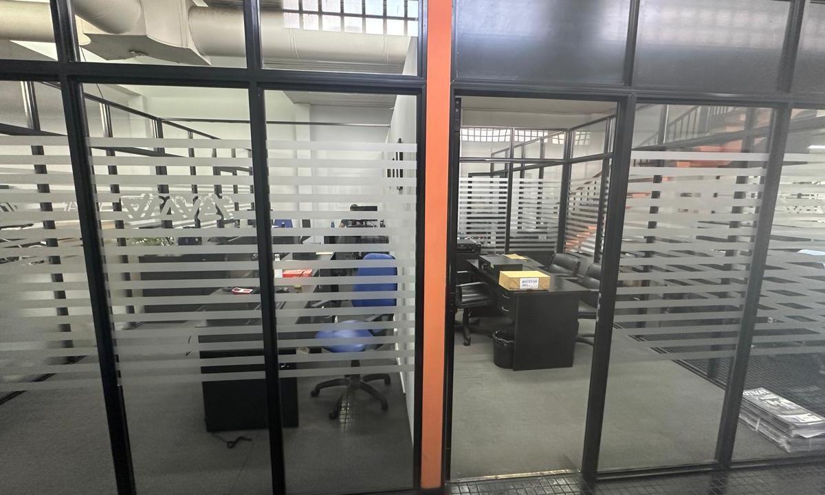 Importante Local Comercial con Deposito en Pichincha 2