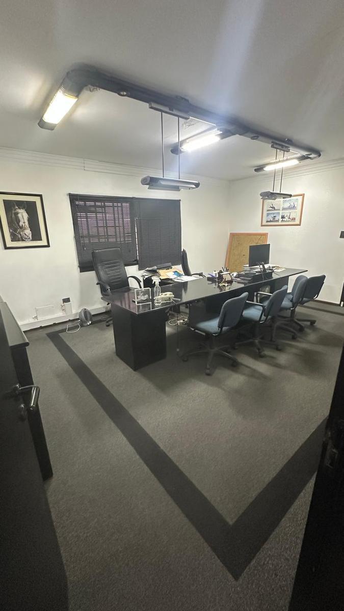 Importante Local Comercial con Deposito en Pichincha 5