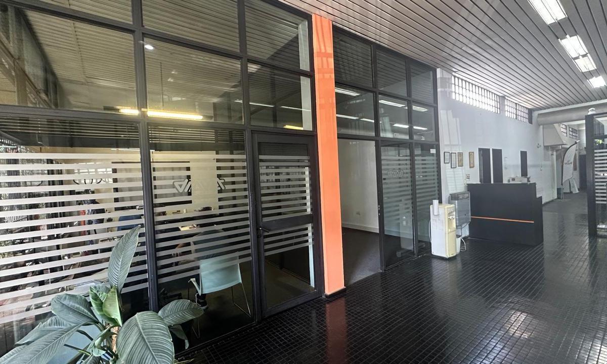 Importante Local Comercial con Deposito en Pichincha 4