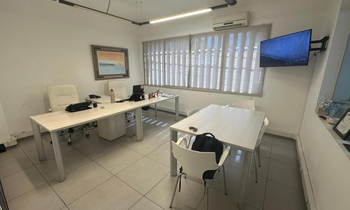 Importante Local Comercial con Deposito en Pichincha 2