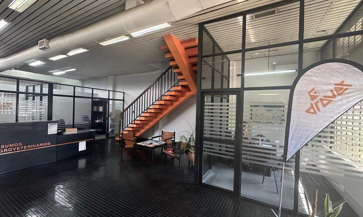 Importante Local Comercial con Deposito en Pichincha 1
