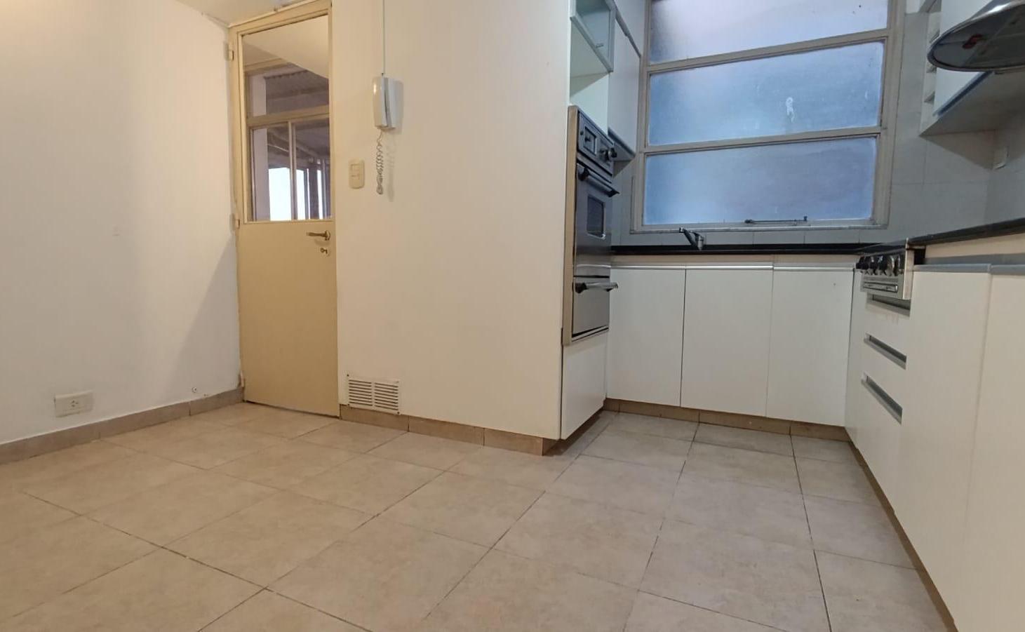 Foto de AMPLIO DEPARTAMENTO EN CENTRO. 3 DORMITORIOS. PATIO, imagen 4