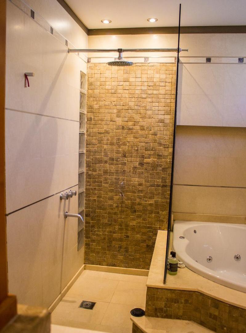 Foto de Casa 4 dorm en 3 plantas, 465 m² cubiertos — Funes Hills San Marino, imagen 4