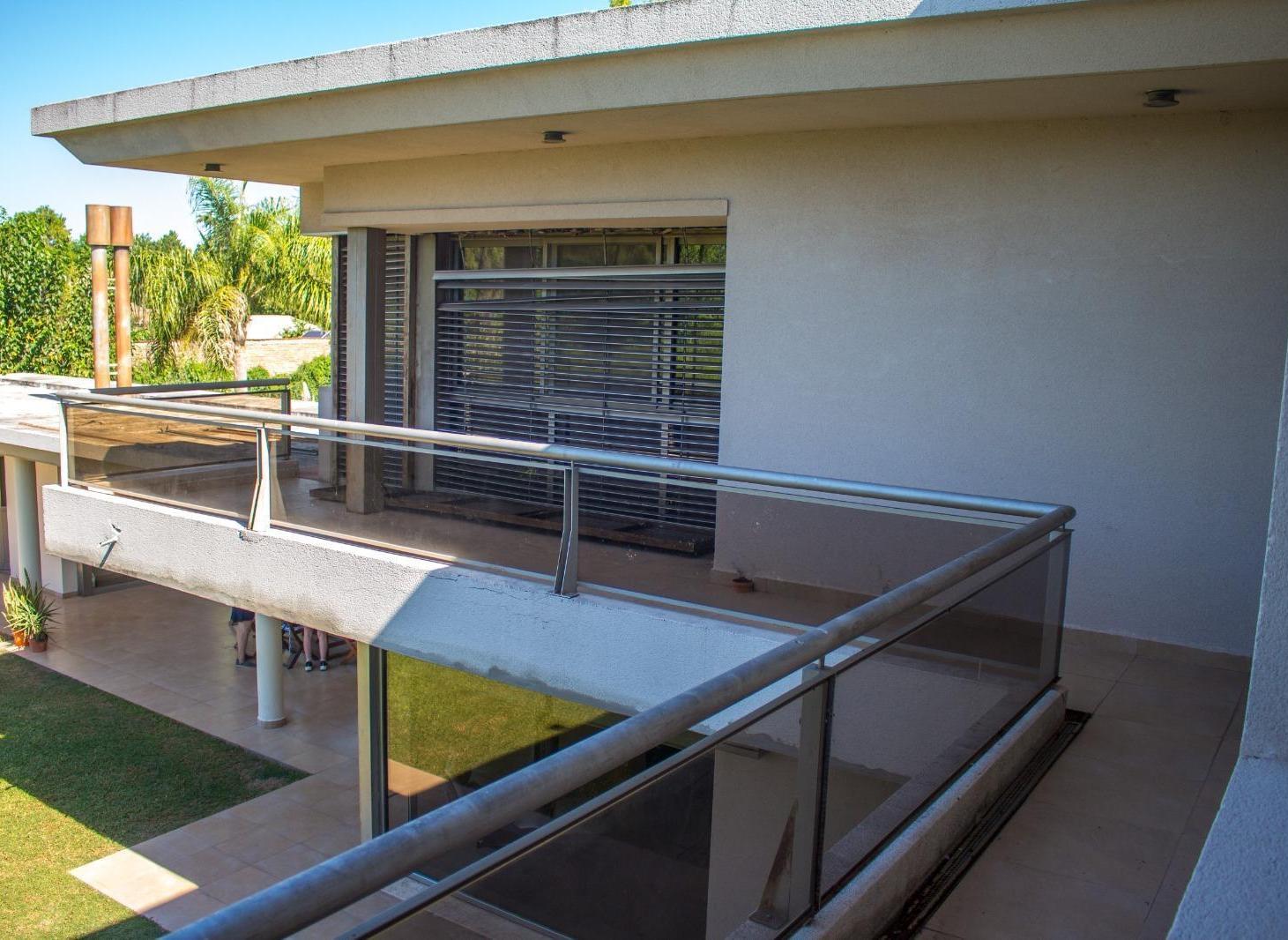 Foto de Casa 4 dorm en 3 plantas, 465 m² cubiertos — Funes Hills San Marino, imagen 2