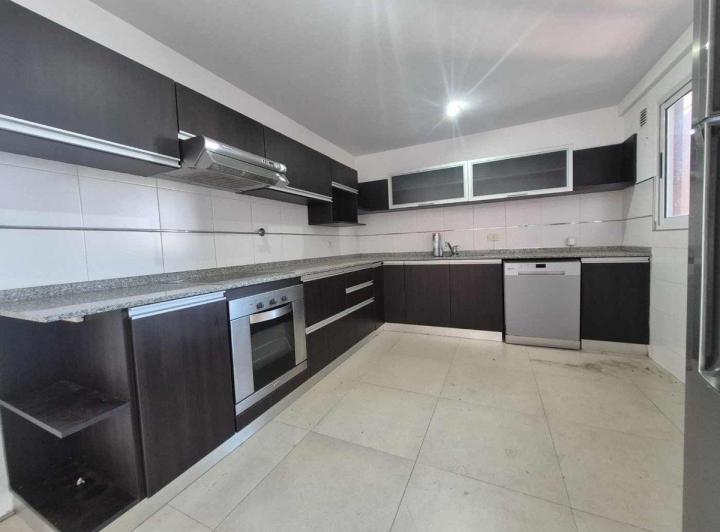 Venta departamento 6 ambiente en Lanús cochera 4