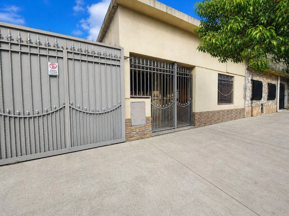 VENTA CASA 4 AMBIENTES ISIDRO CASANOVA 2