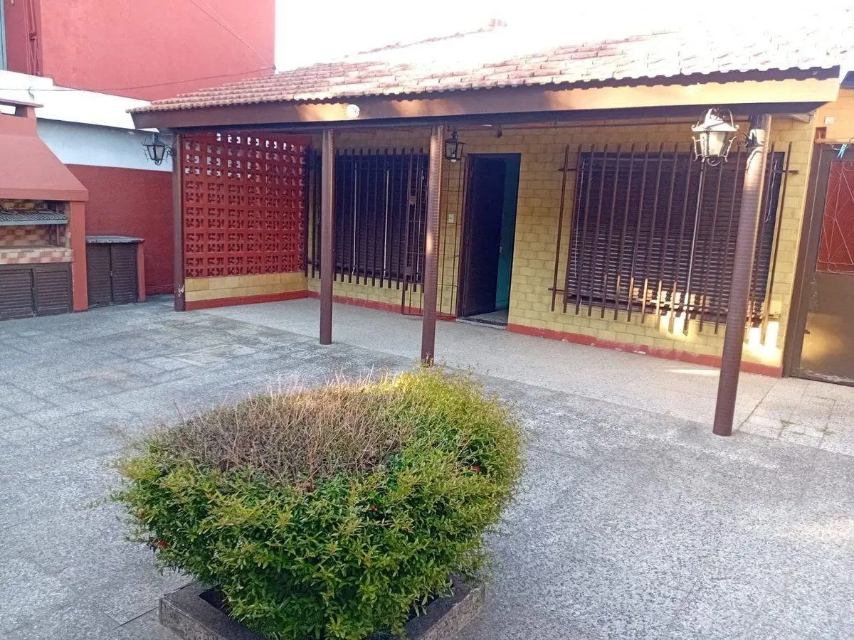 VENTA DE CASA 4 AMBIENTES EN TAPIALES 5