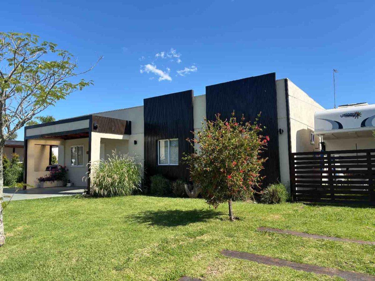 VENTA CASA 4 AMBIENTES EN BARRIO SANTA ISABEL