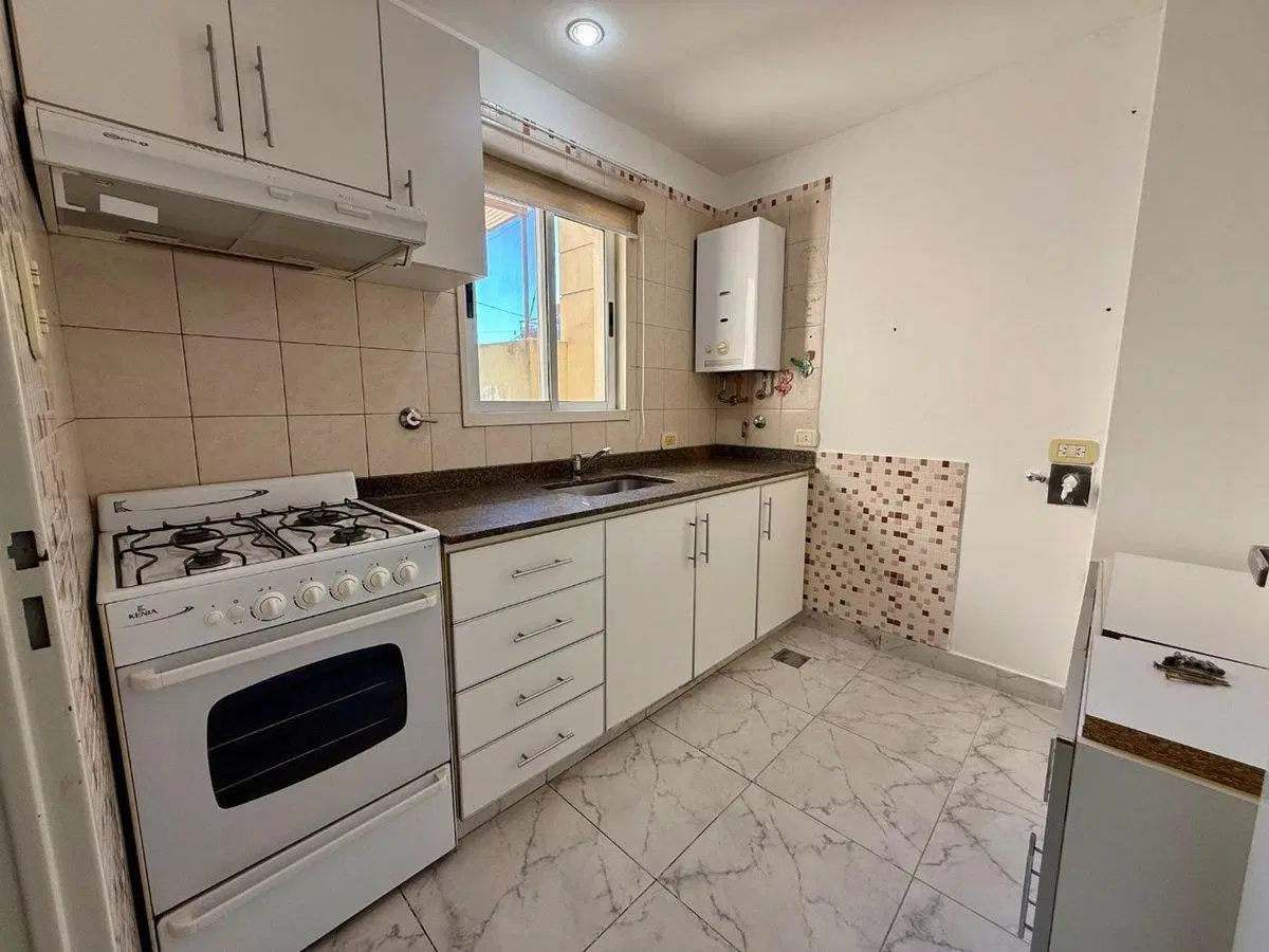 Venta departamento tres ambientes en Caseros 5