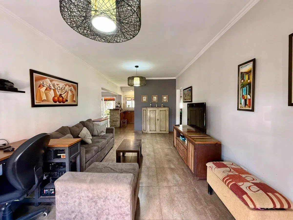 Venta casa cuatro ambientes en Villa Luzuriaga 2