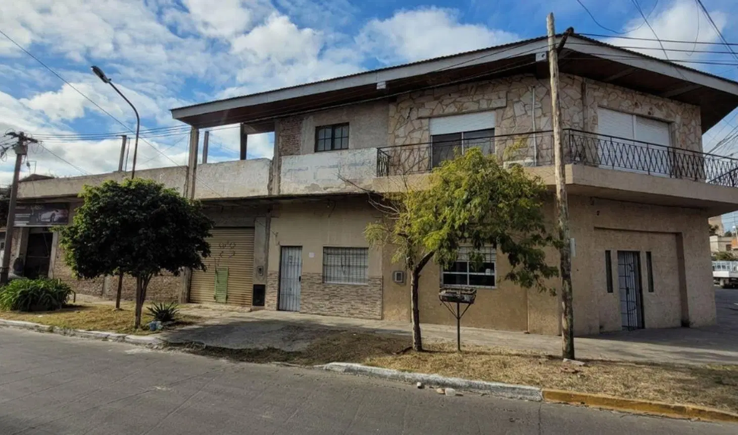 VENTA BLOCK LAFERRERE TRES LOCALES MAS PH 4 AMB 3
