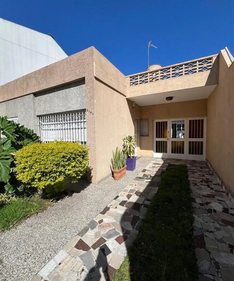 VENTA CASA DE 3 AMBIENTES LOMAS DEL MIRADOR 4