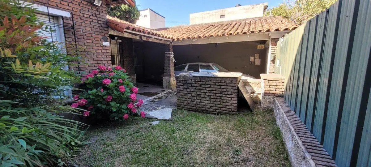 VENTA RAMOS MEJIA DEPOSITO CON DOS CASAS EN LOTE 2