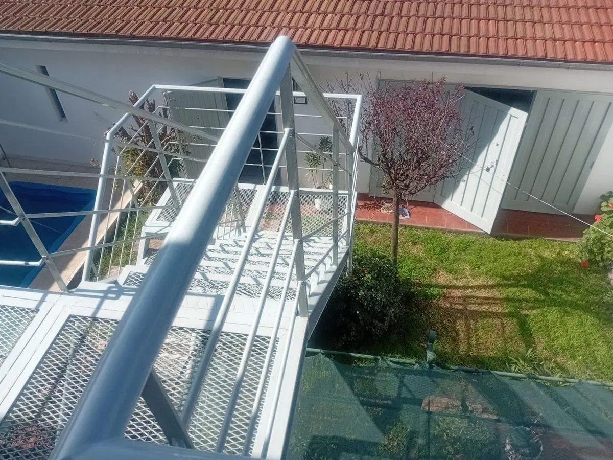 VENTA DE CASA CON LOCAL VILLA LUZURIAGA 8
