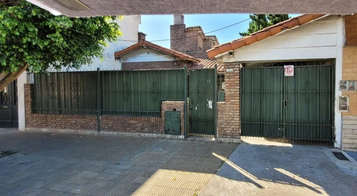 VENTA RAMOS MEJIA DOS CASAS MAS DEPOSITO EN FONDO 4