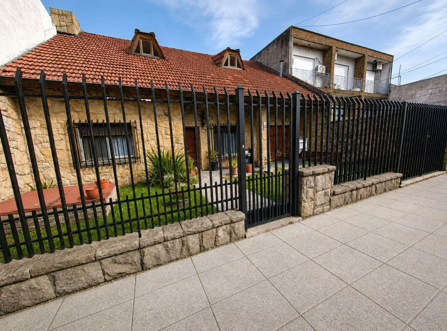 VENTA CASA 6 AMBIENTES RAMOS MEJIA 1