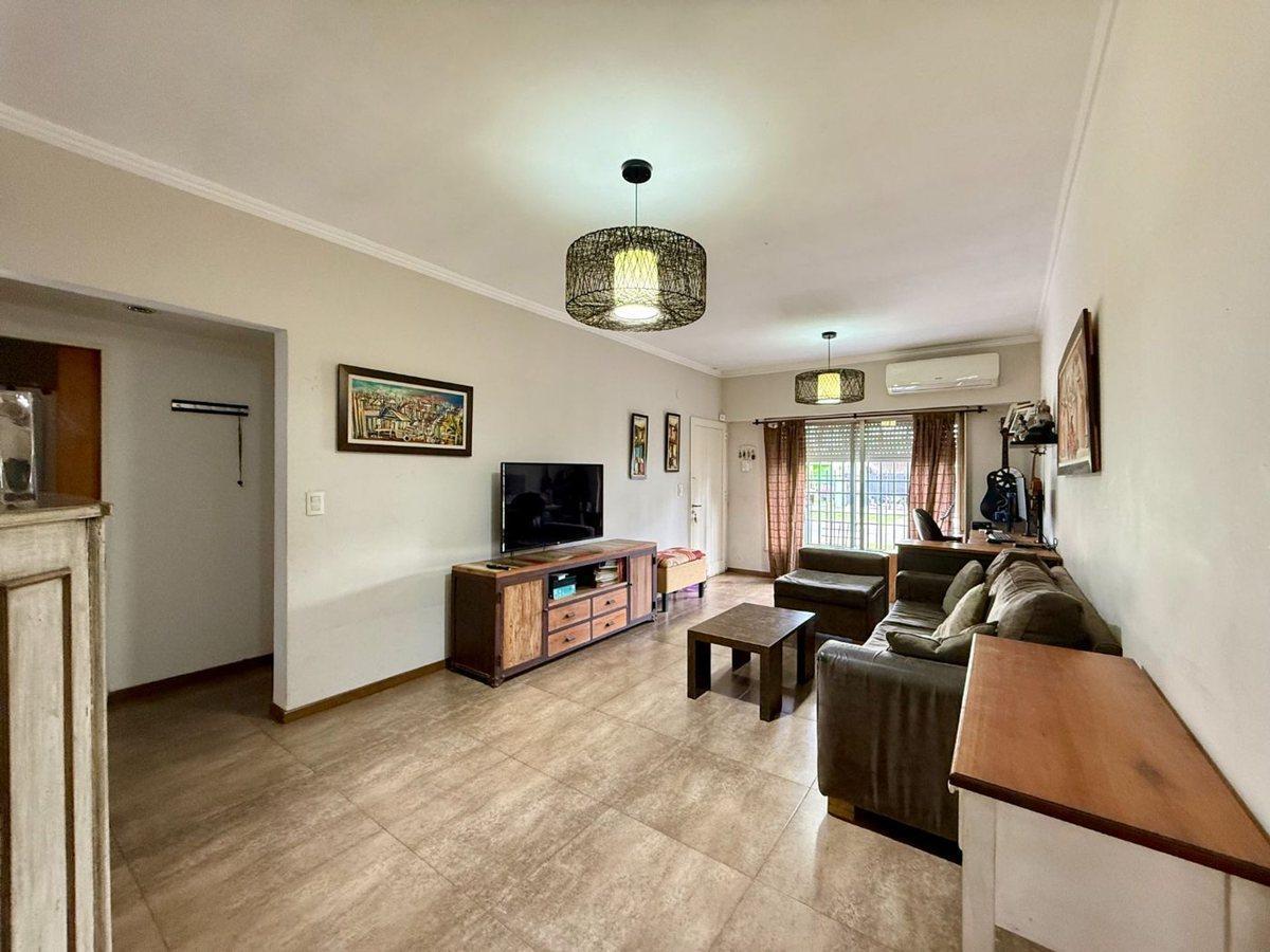Foto de Venta casa cuatro ambientes en Villa Luzuriaga, imagen 2