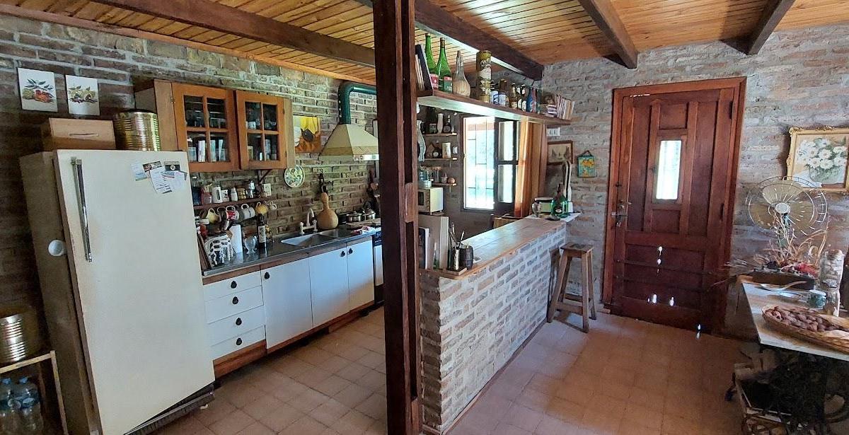 Casa amueblada a la VENTA en Roldán con amplio terreno forestado