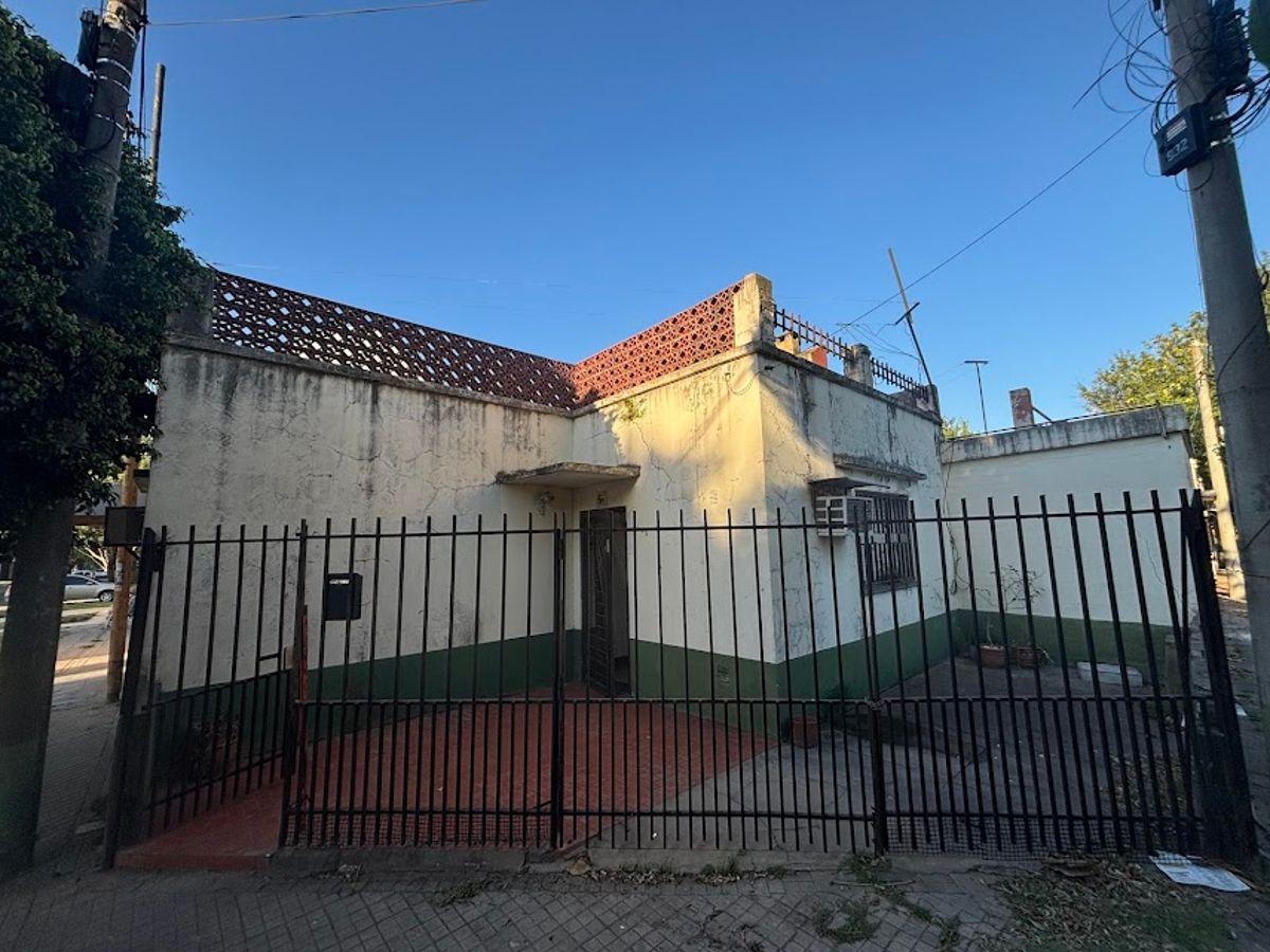 VENTA - Casa de 2 dormitorios con patio - Camilo Aldao y Ocampo