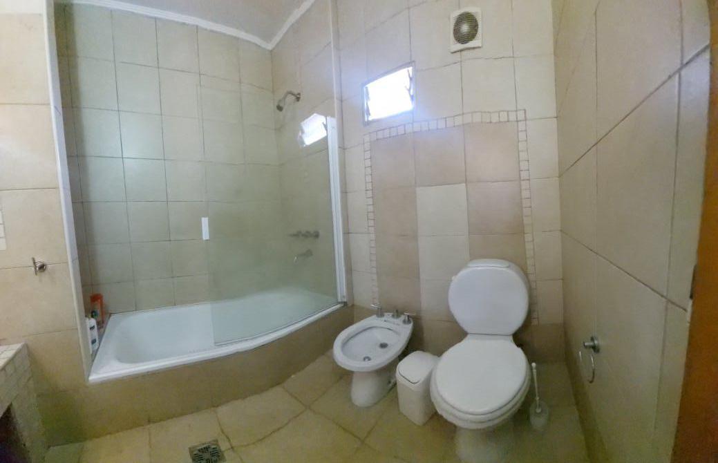 Excelente Casa 5 Amb. C/ Piscina y Garage Amplio 4