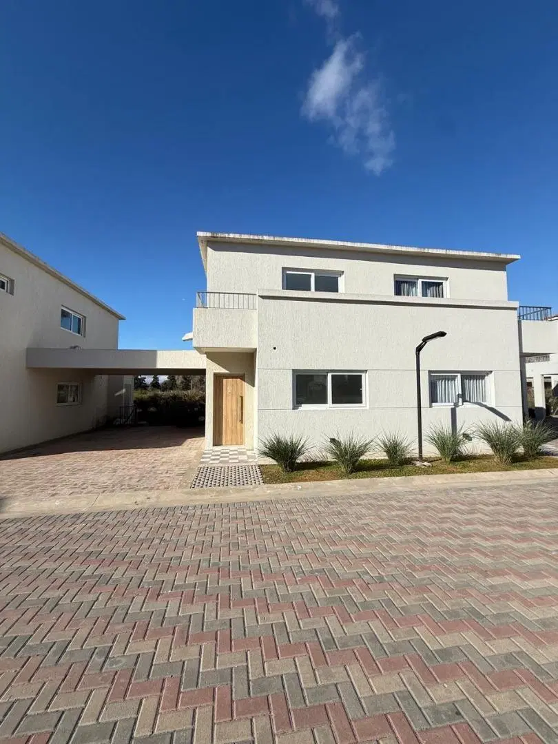 Casa Duplex 4 Amb con Cochera, Galeria y Jardin Chic Village 1