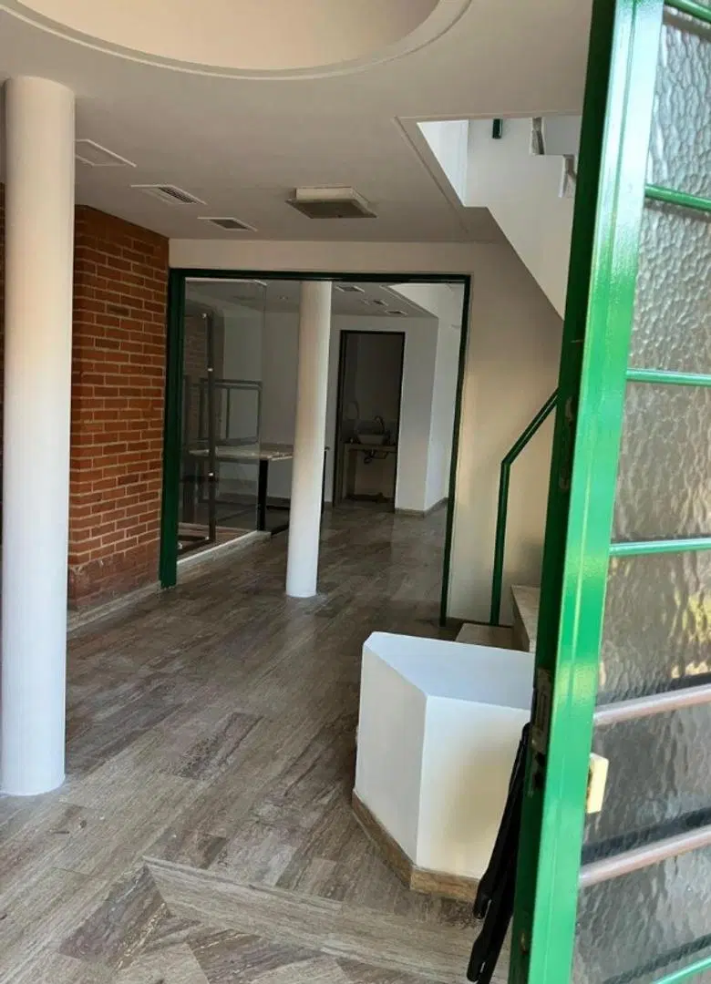 Excelente edificio de oficinas o consultorios en San Isidro 2