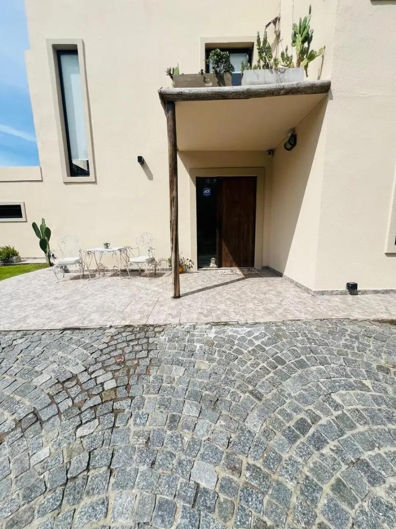Foto de Hermosa Casa Tipo Chalet En Venta En Altos De Manzanares, imagen 1