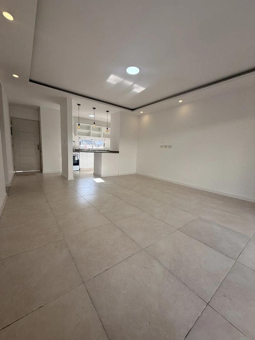Foto de departamento 3 ambientes PB con jardin en alquiler Del Viso, imagen 3