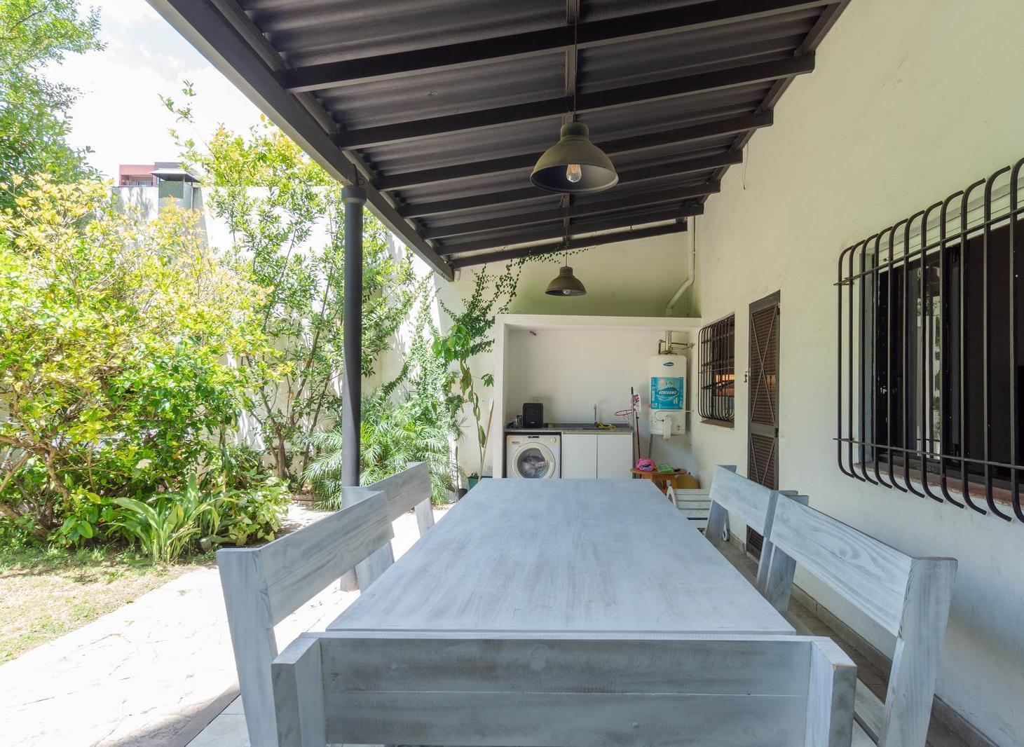 Foto de VENTA CASA CON JARDIN EN MORON, imagen 2