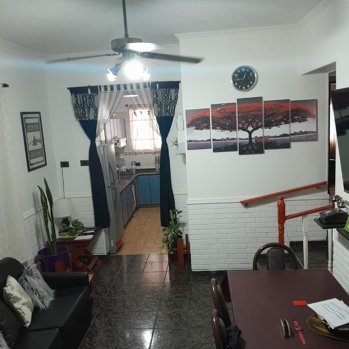 VENDE CASA 5 AMBIENTES, GARAGE , GALPON, FONDO LIBRE