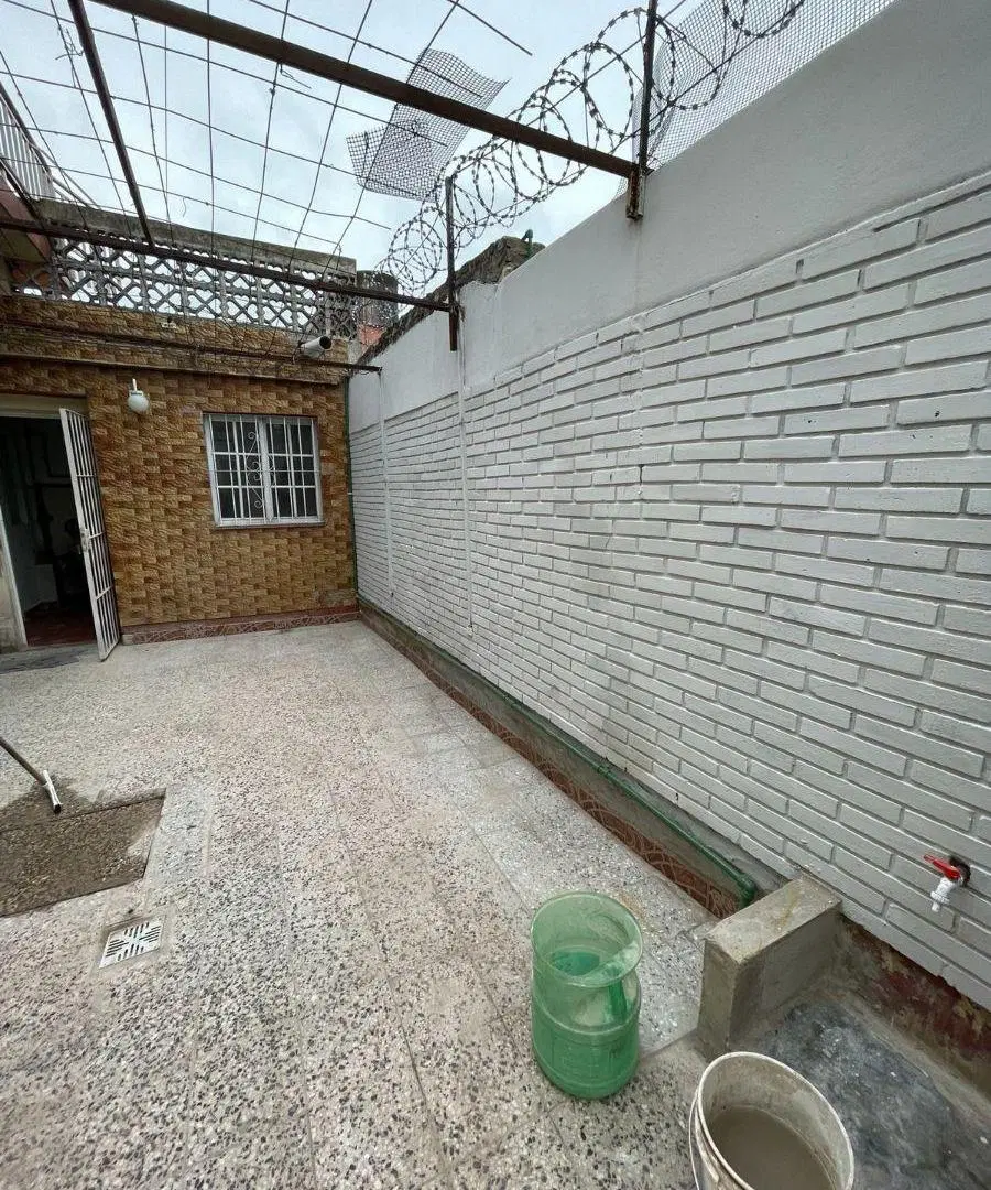 ALQUILER PH 3 AMBIENTES. PLANTA BAJA AL FRENTE. LA TABLADA 2