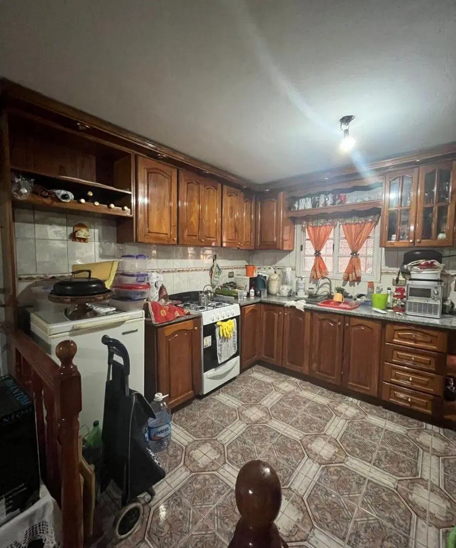 Vende casa 3 ambientes sobre lote de 200 m². San Justo 2